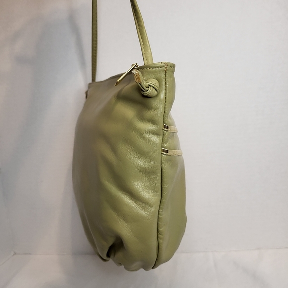 Vintage small green+gold crossbody bucket bag, zipper closure velvety interior. - Picture 10 of 16